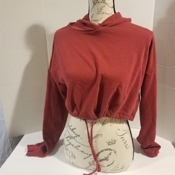 Colsie Tops - Colsie red cropped hoodie
